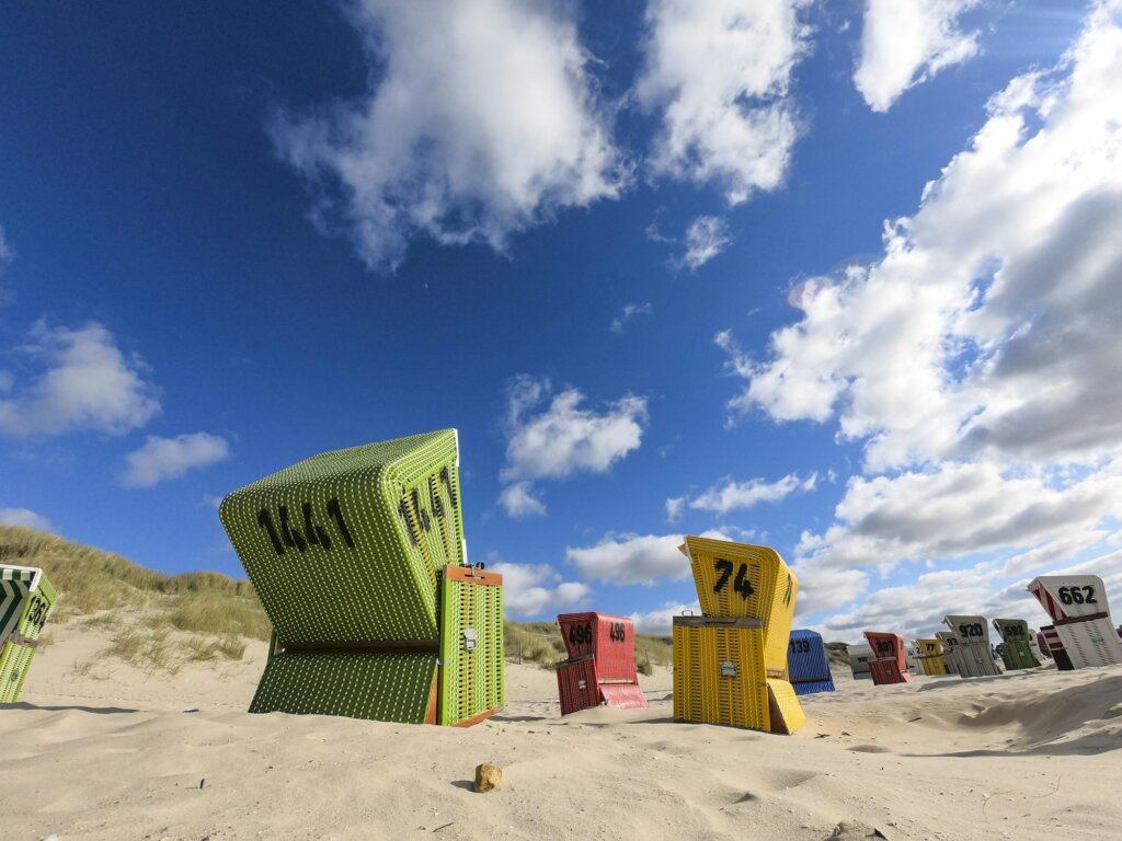 A beautiful view of a beach with cabins in Langeoog